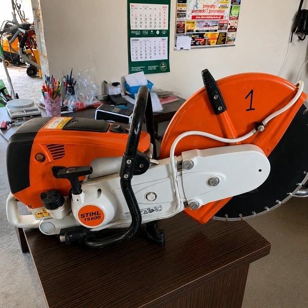 Sprzęt budowlany STIHL TS 800 przygotowany do cięcia betonu