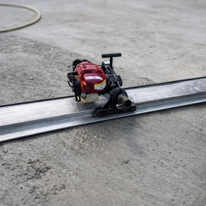 listwa wibracyjna do betonu po pracy wyrównana powierzchnia betonu Sierpc-Żuromin-Mochowo