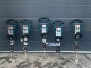 Młot wyburzeniowy w działaniu – kucie betonu, wypożyczalnia Sierpc