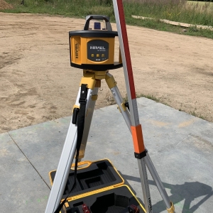 Laser obrotowy Nivel System ustawiony na statywie podczas pomiarów terenu Wypozyczalnia Sierpc Dworcowa