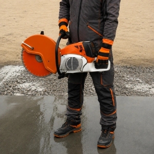 Sprzęt budowlany STIHL TS800 podczas przygotowania do cięcia
